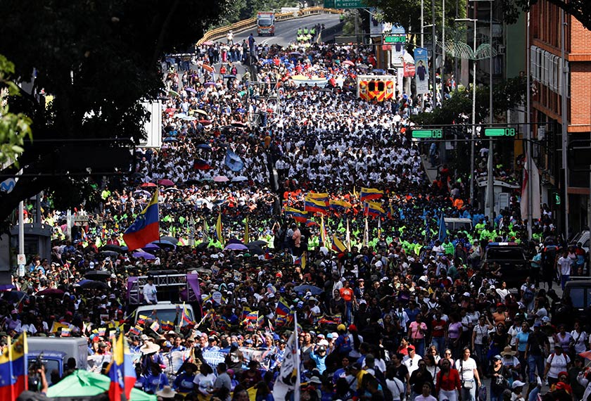 Penyokong kerajaan menyertai perarakan menuju ke pejabat Delcy Rodriguez, beberapa hari selepas AS melancarkan serangan ke atas Venezuela dan menahan Nicolas Maduro serta isterinya Cilia Flores, di Caracas, 6 Jan 2026. REUTERS