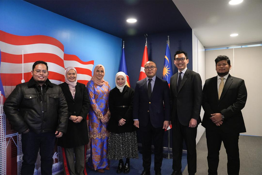 Adzliana (empat dari kiri) dan Ahmad Amiri (tiga dari kanan) bergambar bersama delegasi USANITA dan pegawai Malaysia di Pejabat Konsulat Jeneral Malaysia di Istanbul.