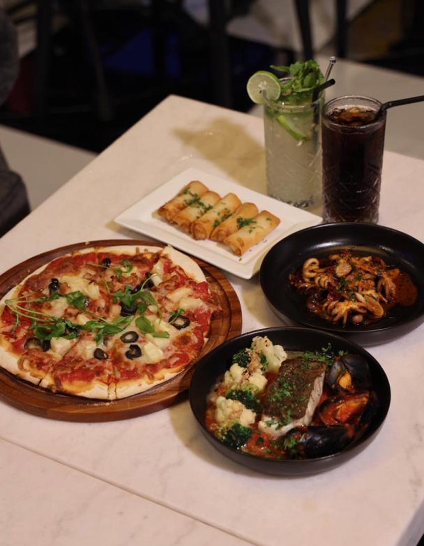Antara hidangan yang menjadi pilihan pelanggan di X Society termasuk Hawaiian Pizza, Spring Roll, Grilled Barramundi dan banyak lagi. - Foto Astro