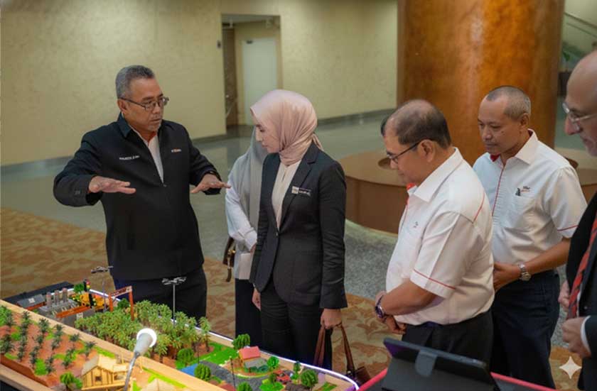 Ketua Pegawai Eksekutif FGV Prodata Systems Sdn Bhd, Shamsuri Jasri Abdul Rahman (kiri) menerangkan mekanisme platform digital FGVTOP kepada Timbalan Ketua Setiausaha, Kementerian Perladangan dan Komoditi, Sharifah Adlina Syed Abdullah (tiga, kiri), semasa majlis berlangsung sambil turut dihadiri Ketua Pegawai Eksekutif Kumpulan FGV, Datuk Fakhrunniam Othman (tiga, kanan). - Foto FGV Holdings Bhd