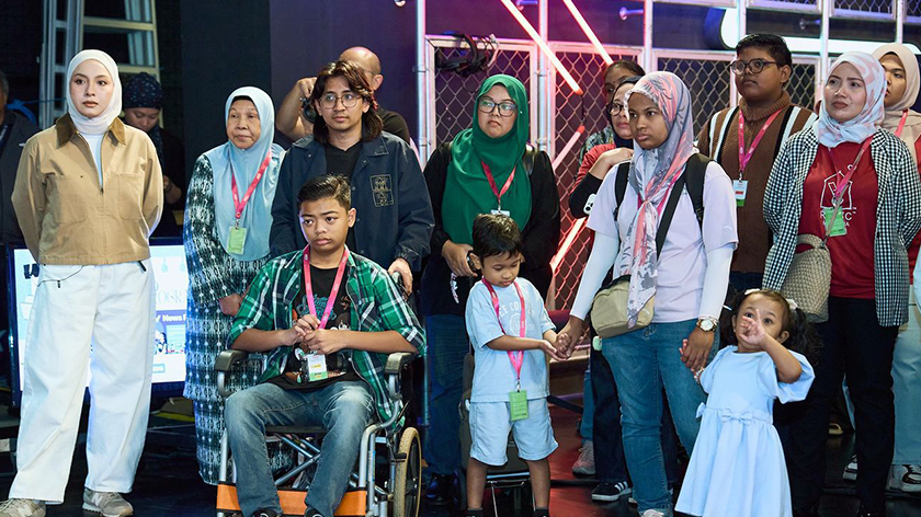 Suasana lawatan keluarga RMHC di salah satu studio Astro, termasuk sesi perkongsian pengalaman. - Gambar RMHC Malaysia