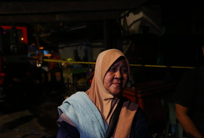 Sadrah yang tinggal sehelai sepinggang sedih melihat kedai runcit yang diusahakan sejak 25 tahun lalu musnah sekelip mata.