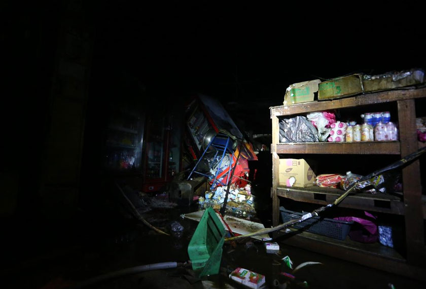 Kebakaran mengakibatkan dua buah rumah dan sebuah kedai musnah lebih 80 peratus.