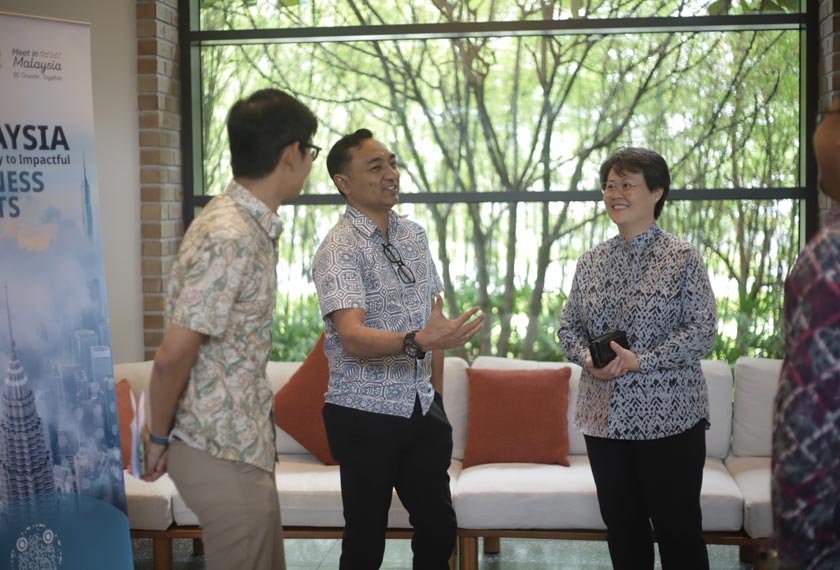 Tan Mei Phing (tiga, kanan) bersama Editor Eksekutif Astro AWANI, Zaiful Ariffin (tengah) dan Strategis Kandungan Berjenama Astro AWANI, Haziq Ahmad Kamal (kiri). - Foto MyCEB