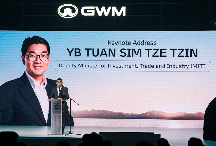 Timbalan Menteri Pelaburan, Perdagangan dan Industri (MITI), Sim Tze Tzin ketika memberi ucaptama dalam merasmikan majlis. - Foto GWM Malaysia