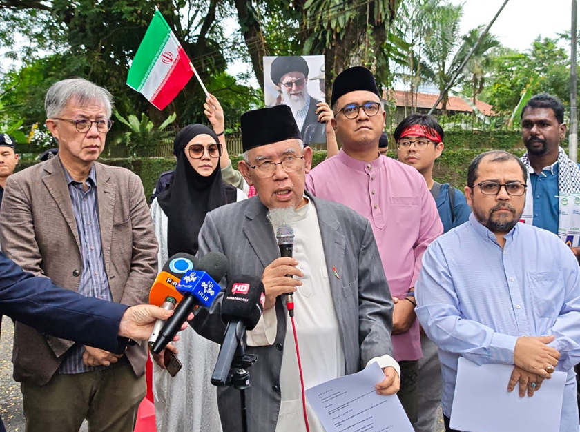  “Kami bersimpati ke atas mangsa yang terperangkap dalam kejadian rusuhan pada minggu lalu,” kata Mohd Azmi. - Foto SEJAGAT