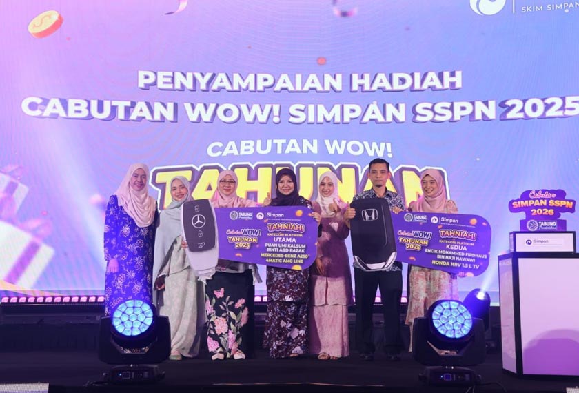 Pemenang Cabutan WOW! Simpan SSPN 2025 kategori Platinum Pertama dan Platinum Kedua bergambar selepas menerima hadiah masing-masing pada majlis penyampaian hadiah yang diadakan sempena pelancaran Cabutan Simpan SSPN 2026 di ibu negara pada Khamis. - Gambar PTPTN