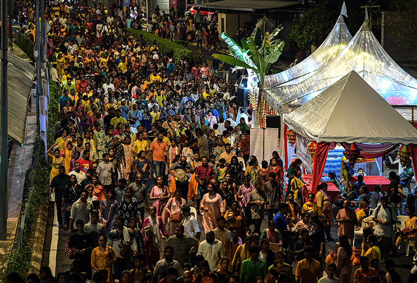 Penganut Hindu berarak mengiringi pedati yang membawa patung Dewa Murugan di sepanjang Jalan Raja Laut, malam tadi, sempena sambutan perayaan Thaipusam. --fotoBERNAMA