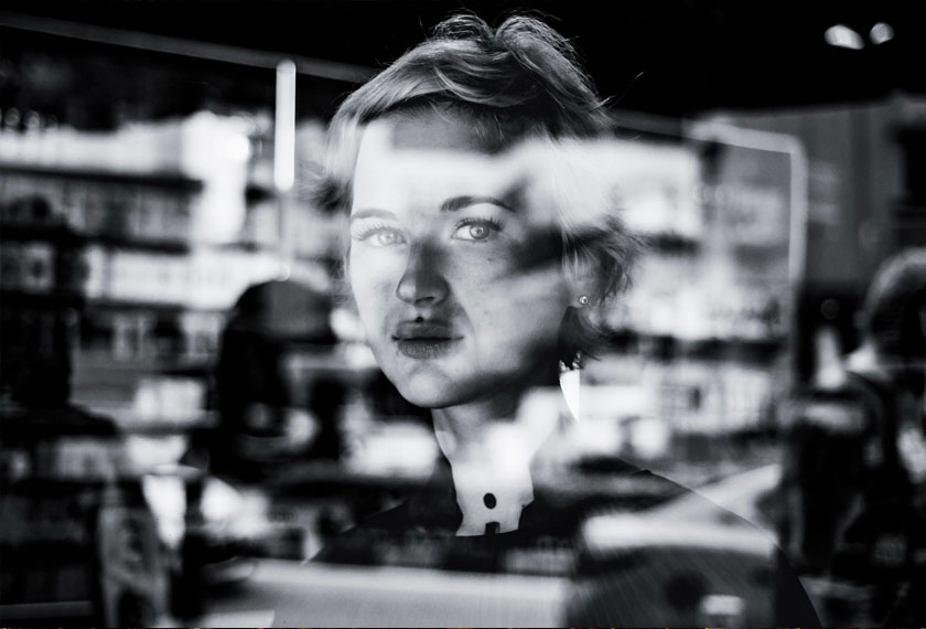 Gambar ini diambil pada 2024 di sebuah kedai serbaneka di Kuala Lumpur menunjukkan seorang wanita dari Rusia selaku pelarian konflik peperangan antara Rusia dan Ukraine.