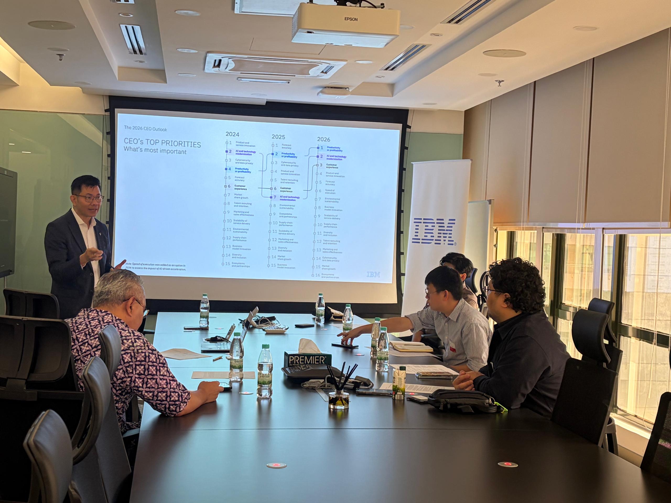 Dickson Woo memberi taklimat kepada wakil media berkenaan kajian CEO IBM 2026.