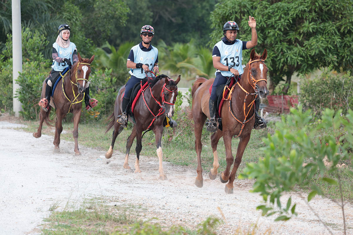 (Dari kanan) Md Rino, Nik Shahjaril dan Nur Zalifah Dayana ketika menempuh 'Loop 1' acara CEN 80km. - Foto Israr Khalid/JEQMA.TV