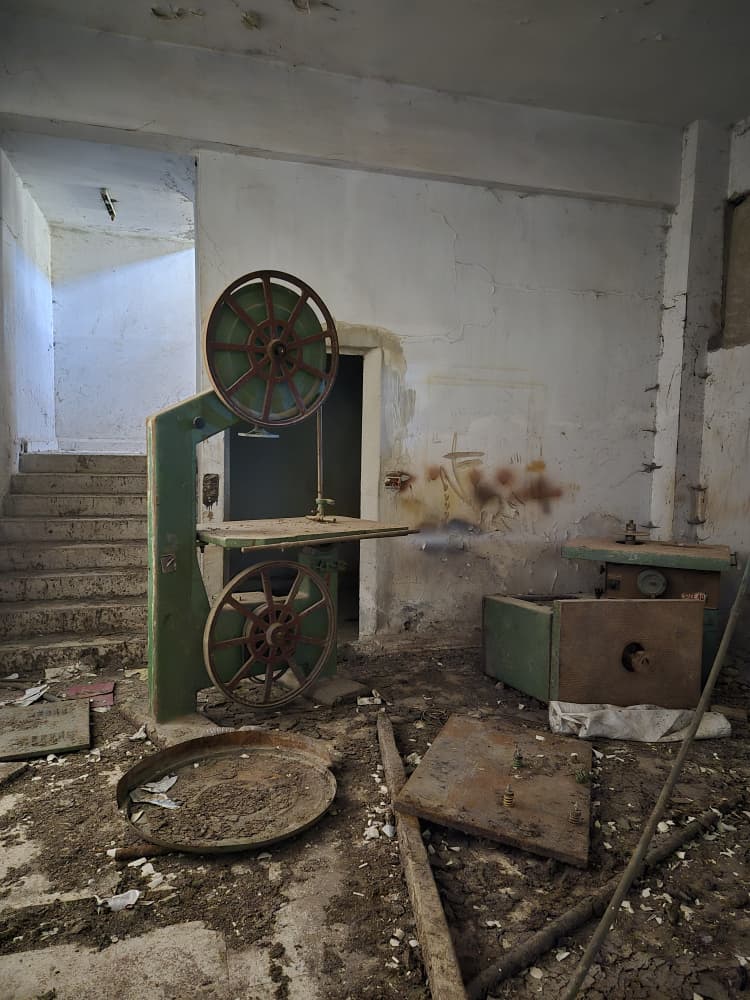 Alat ini dikatakan diguna untuk memadat jasad tahanan yang dipotong sebelum dilupus menggunakan cecair kimia. - Foto ihsan Alkhair Malaysia