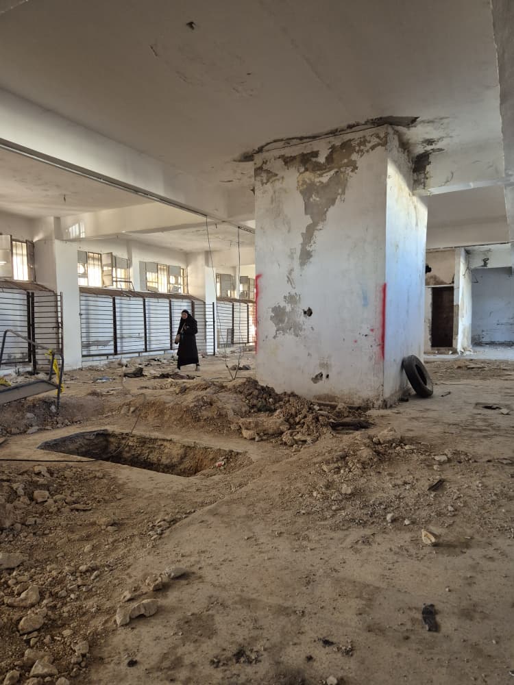 Sebaik Syria dibebaskan, para pejuang menggali untuk mencari bilik tahanan bawah tanah. - Foto ihsan Alkhair Malaysia