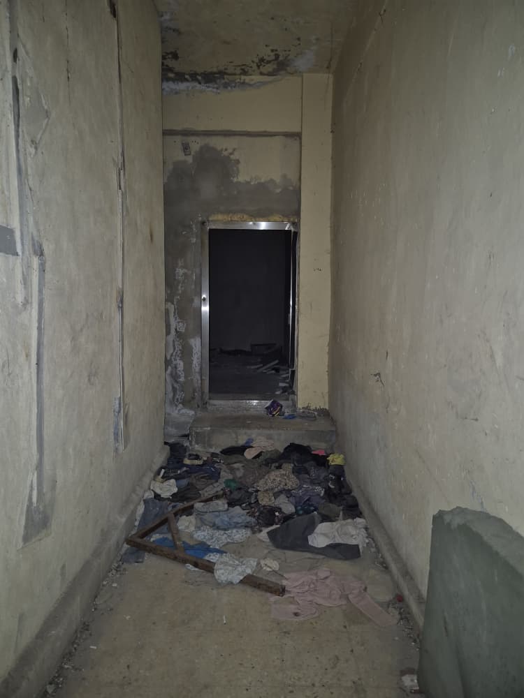 Di dalam ruang sekecil ini, lebih 20 tahanan dikurung. - Foto ihsan Alkhair Malaysia