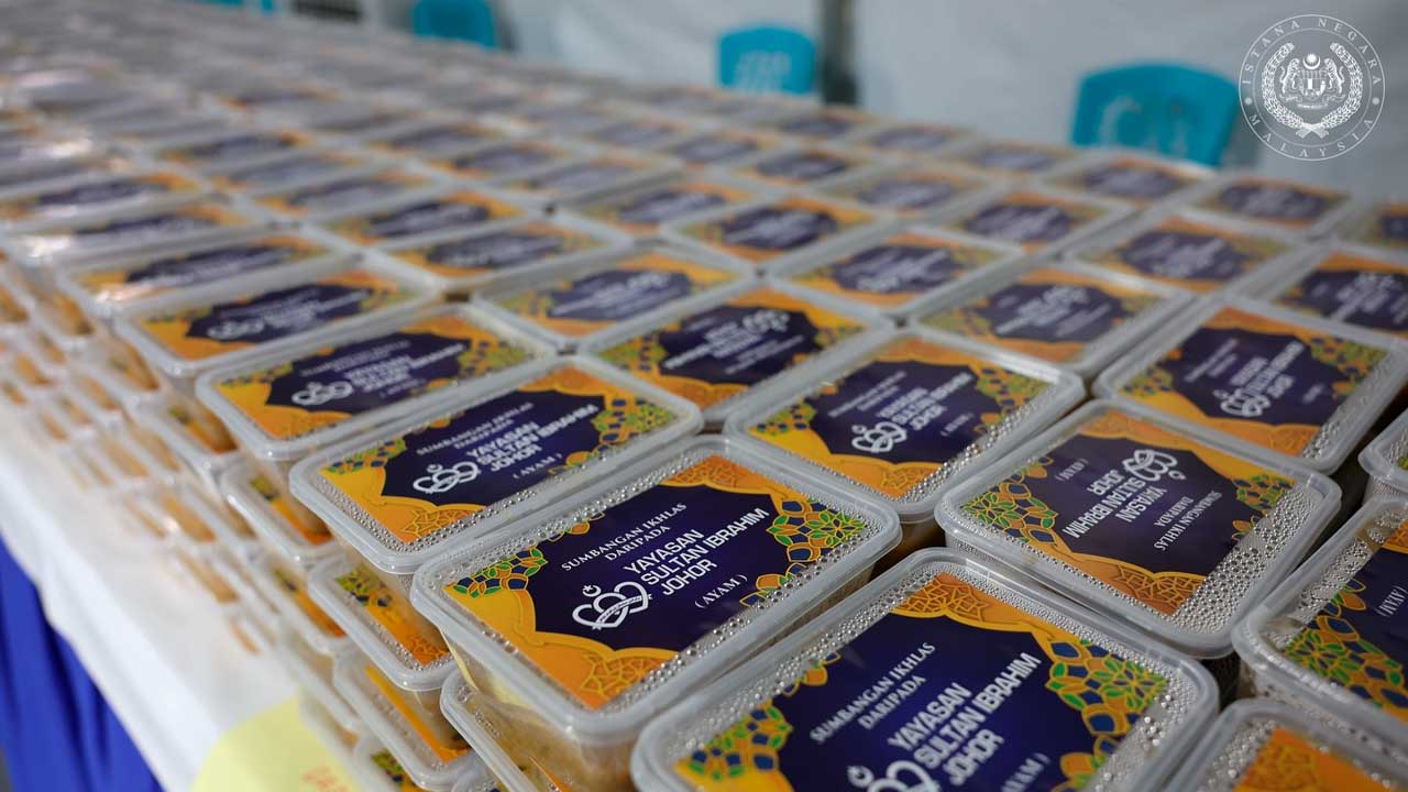 Istana Johor kurnia 2,000 bubur lambuk buat rakyat Muar dan Johor Bahru