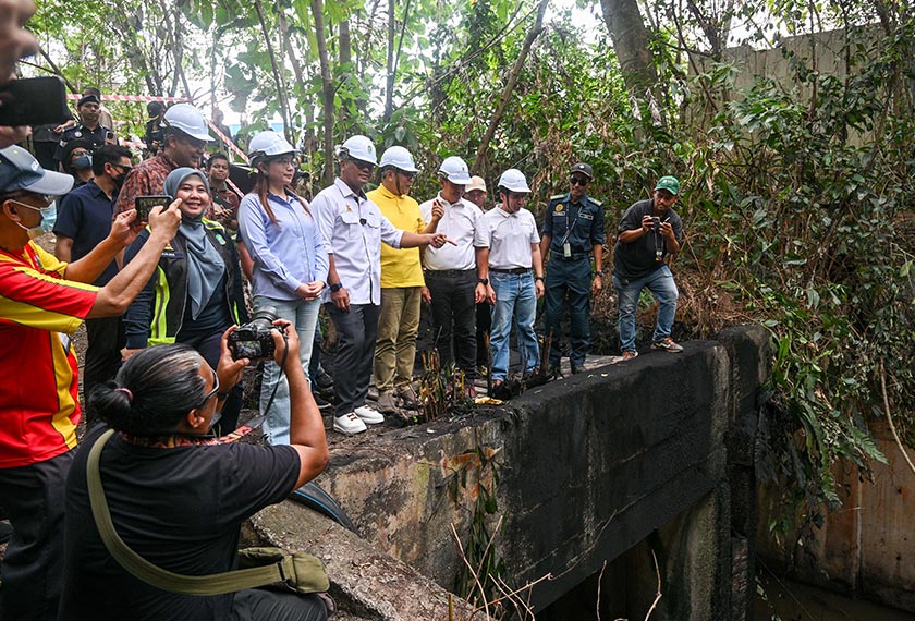 BERANANG, 22 Feb -- Menteri Besar Selangor, Datuk Seri Amirudin Shari turun padang meninjau kejadian pencemaran Sungai Kabul yang berpunca daripada kebocoran tangki minyak di sebuah premis kilang plastik di sekitar Beranang, hari ini.  Turut hadir Exco Infrastruktur dan Pertanian Selangor Datuk Ir Izham Hashim.  --fotoBERNAMA (2026) HAK CIPTA TERPELIHARA