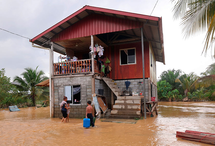 PITAS, 21 Feb - Pembantu Menteri Kerja Raya dan Utiliti Sabah, Datuk Seri Ruddy Awah, yang juga Ahli Dewan Undangan Negeri (ADUN) Pitas, meninjau situasi banjir di beberapa kawasan terjejas di daerah itu hari ini.  Beliau turut memaklumkan bahawa pihak berkaitan sedang memantau perkembangan semasa serta menyelaras usaha bantuan bagi memastikan keselamatan dan kebajikan penduduk terjamin.  __fotoBERNAMA (2026) HAK CIPTA TERPELIHARA