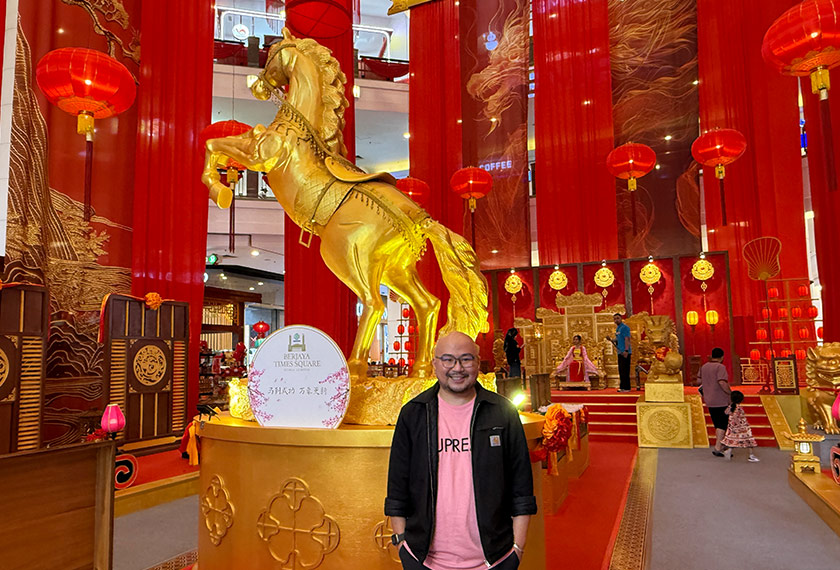 KUALA LUMPUR, 16 Feb -- Penolong Pengurus Besar bagi Pemasaran dan Operasi Berjaya Assets, Alex Liew ketika ditemui Bernama sempena promosi hiasan bertemakan era dinasti China di Berjaya Times Square.  Katanya, pihaknya menampilkan hiasan bertemakan era dinasti China, mengetengahkan suasana keanggunan dan kemewahan serta ciri-ciri keemasan istana maharaja pada sambutan Tahun Baharu Cina pada tahun ini.  Katanya di Malaysia, suasana sangat unik kerana negara kita ada banyak kompleks beli-belah, dan kami (ope