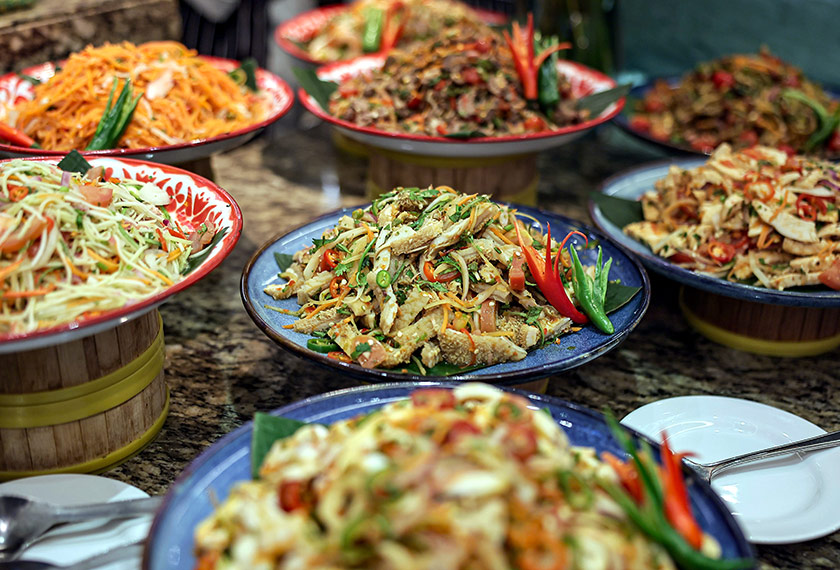 KUALA LUMPUR, 15 Feb -- Pelbagai hidangan kerabu Thai menjadi antara menu bufet Ramadan di Melting Pot Cafe, Concorde Hotel Kuala Lumpur.  Dengan tema “Bila Rasa Berbicara” ia menampilkan lebih 200 hidangan merangkumi sajian tradisional Melayu, nasi kandar, masakan Jepun, Thai, Cina dan Barat.  -- fotoBERNAMA