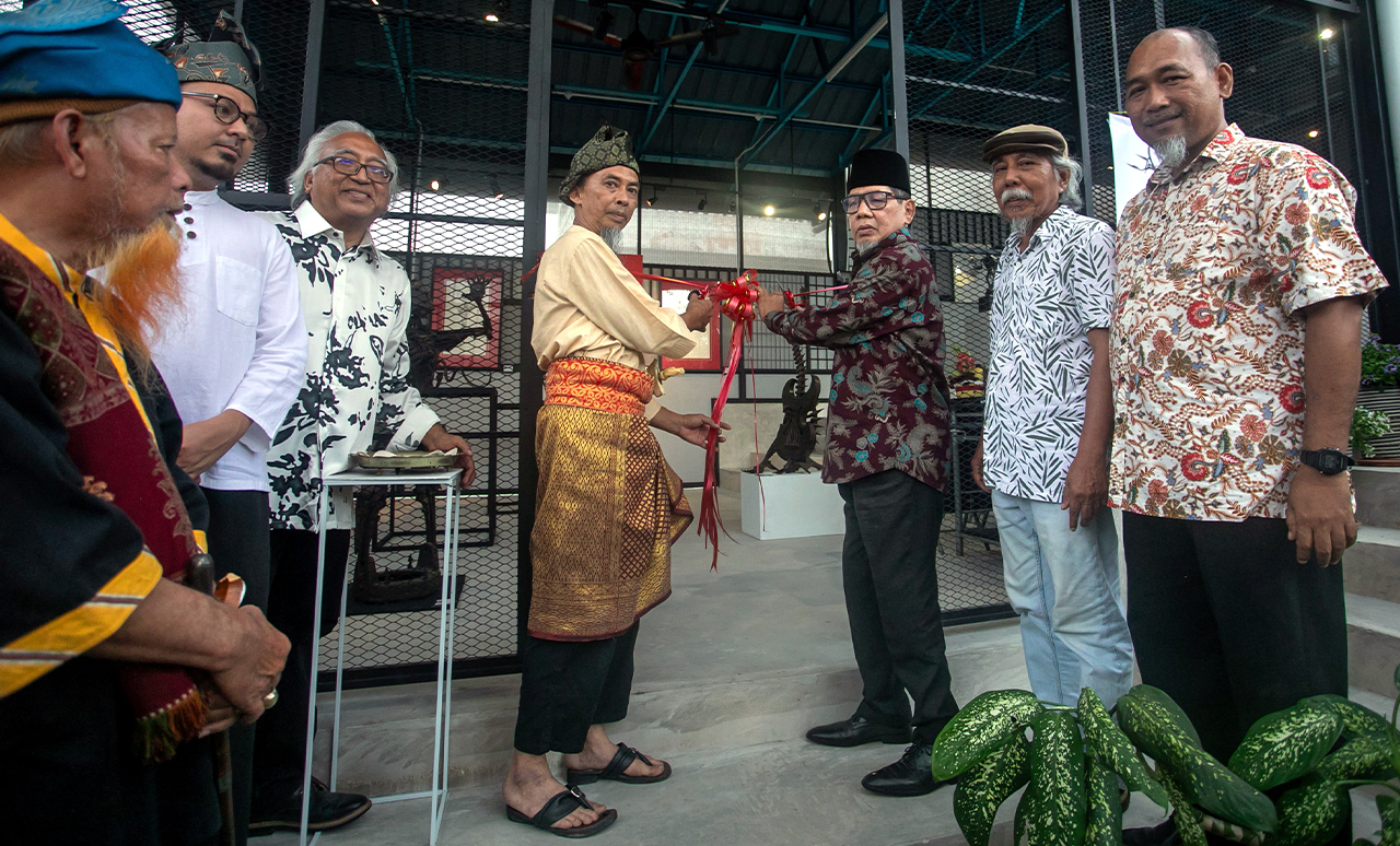 KUALA KANGSAR, 17 Feb -- Pengerusi Tourism Perak Datuk Mohd Kamil Shafie (lima, kiri) bersama pengarca terkenal, Raja Shahriman Raja Aziddin (empat, kiri) menyempurnakan perasmian Galeri Seni Raja Shahriman di Bukit Chandan baru-baru ini.  Turut hadir, Ketua Pegawai Eksekutif Tourism Perak Suhaimi Abu Hassan Shari (kanan).  --fotoBERNAMA (2026) HAK CIPTA TERPELIHARA
