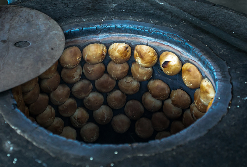 IPOH, 17 Feb -- Biskut 'Ma Ti Su' atau lebih dikenali sebagai Heong Peng yang siap dibakar di Kedai biskut dan kuih, IXiang Biscuits and Confectionery di Jalan Tambun Baru baru-baru ini.  Perniagaan yang mempunyai sejarah lebih 40 tahun itu masih mengekalkan kaedah tradisi pembuatan biskut yang dibakar secara tradisional menggunakan tempayan tanah liat dengan bahan bakarnya daripada arang dan tempurung kelapa.BERNAMA