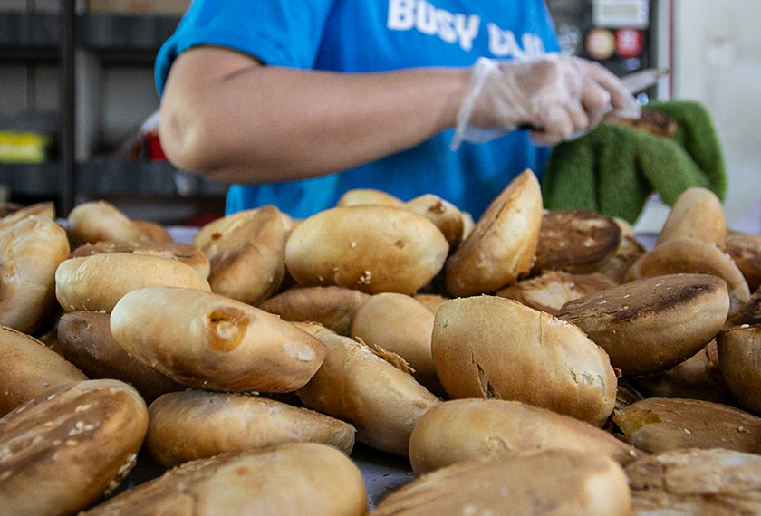 IPOH, 17 Feb -- Isteri kepada pemilik Kedai Biskut dan Kuih, IXiang Biscuits and Confectionery, Liew Ming Foon, iaitu Teoh Fei Looi, 54, membungkus biskut 'Ma Ti Su' atau lebih dikenali sebagai Heong Peng di kedainya baru-baru ini.  Kedai yang terletak di Jalan Tambun Baru di sini sememangnya sudah tidak asing bagi penggemar biskut 'Ma Ti Su' atau lebih dikenali sebagai Heong Peng oleh masyarakat di sini.BERNAMA