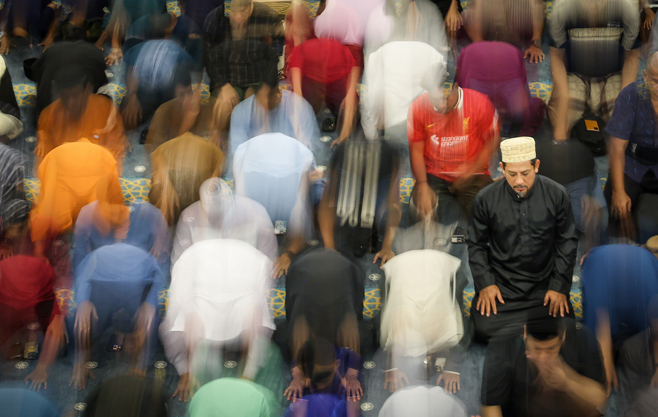 KUALA LUMPUR, 18 Feb -- Suasana penuh khusyuk menyelimuti Masjid Negara malam ini apabila umat Islam menunaikan solat sunat Tarawih pertama Ramadan 1447 Hijrah.  Umat Islam di seluruh negara dijangka menunaikan ibadah puasa, rukum ketiga Islam, bermula esok, menghayati malam-malam Ramadan dengan amal ibadah, doa dan zikir, sambil menanamkan nilai kesabaran dan taqwa dalam diri.  -- fotoBERNAMA (2026) HAK CIPTA TERPELIHARA