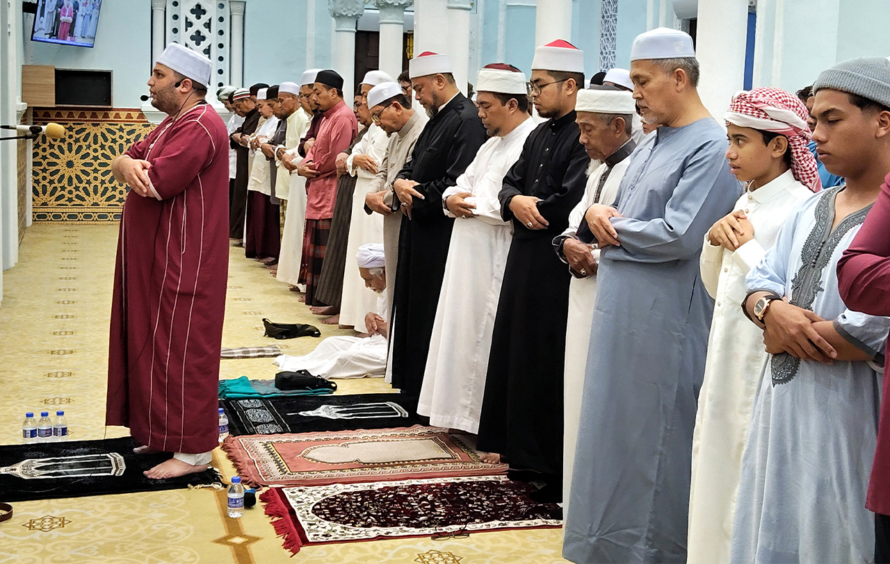 ALOR SETAR, 18 Feb -- Imam jemputan dari Algeria, Muhammad Nizar Al Hafiz Al Jazaren (kiri), yang cacat penglihatan, mengetuai solat sunat Tarawih malam pertama Ramadan 2026 di Masjid Zahir hari ini. Keimanan dan ketabahan beliau menjadi inspirasi kepada jemaah, menunjukkan bahawa ketaqwaan dan pengabdian kepada Allah SWT tidak mengenal batas fizikal.  -- fotoBERNAMA (2026) HAK CIPTA TERPELIHARA