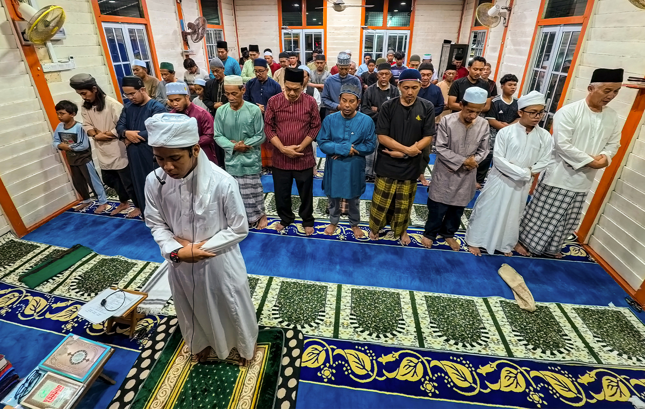PONTIAN, 18 Feb -- Suasana malam Ramadan di Masjid Kampung Sungai Tempayan terus memancarkan keunikan tersendiri, apabila tradisi lama kekal subur meskipun arus pemodenan melanda. Masjid yang hampir mencecah usia 100 tahun ini mengekalkan reka bentuk asal berasaskan kayu, dengan beberapa penambahbaikan bagi memastikan keselesaan jemaah tetap terjaga.  Keistimewaan masjid terserlah apabila beduk masih diketuk sebagai penanda masuk waktu solat, dipegang teguh oleh Moin Samunik, antara penduduk lama kampung be