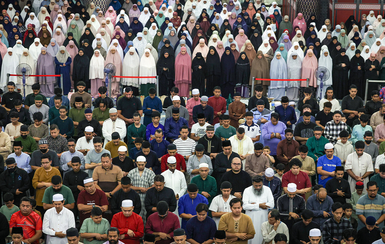KUALA LUMPUR, 18 Feb -- Suasana penuh khusyuk menyelimuti Masjid Negara malam ini apabila umat Islam menunaikan solat sunat Tarawih pertama Ramadan 1447 Hijrah.  Umat Islam di seluruh negara dijangka menunaikan ibadah puasa, rukum ketiga Islam, bermula esok, menghayati malam-malam Ramadan dengan amal ibadah, doa dan zikir, sambil menanamkan nilai kesabaran dan taqwa dalam diri.  -- fotoBERNAMA (2026) HAK CIPTA TERPELIHARA