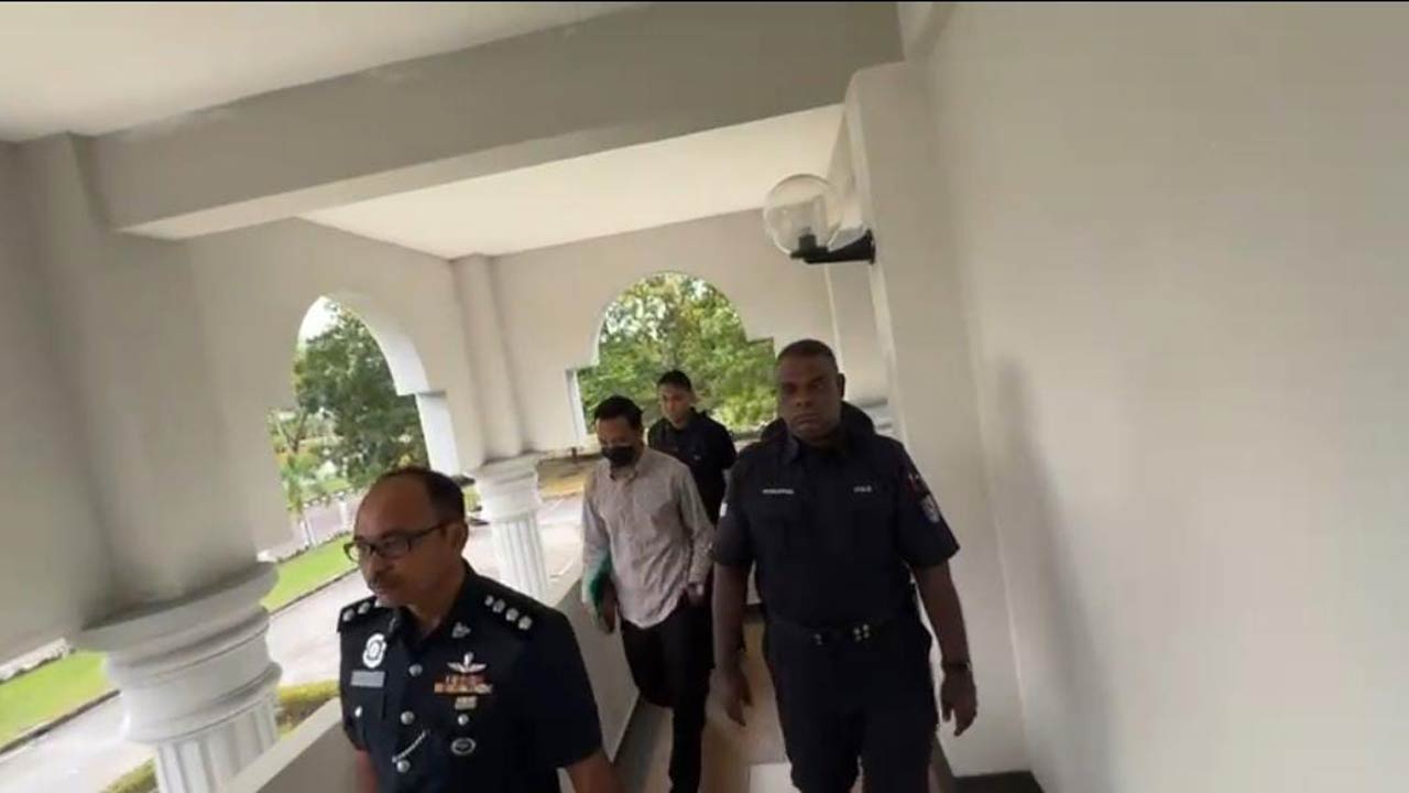 Fahmi Zainol didakwa pukul isteri, mengaku tidak bersalah