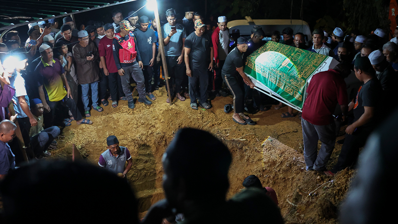 Kebakaran lima maut: Jenazah keluarga Mohd Alawi selamat dikebumikan