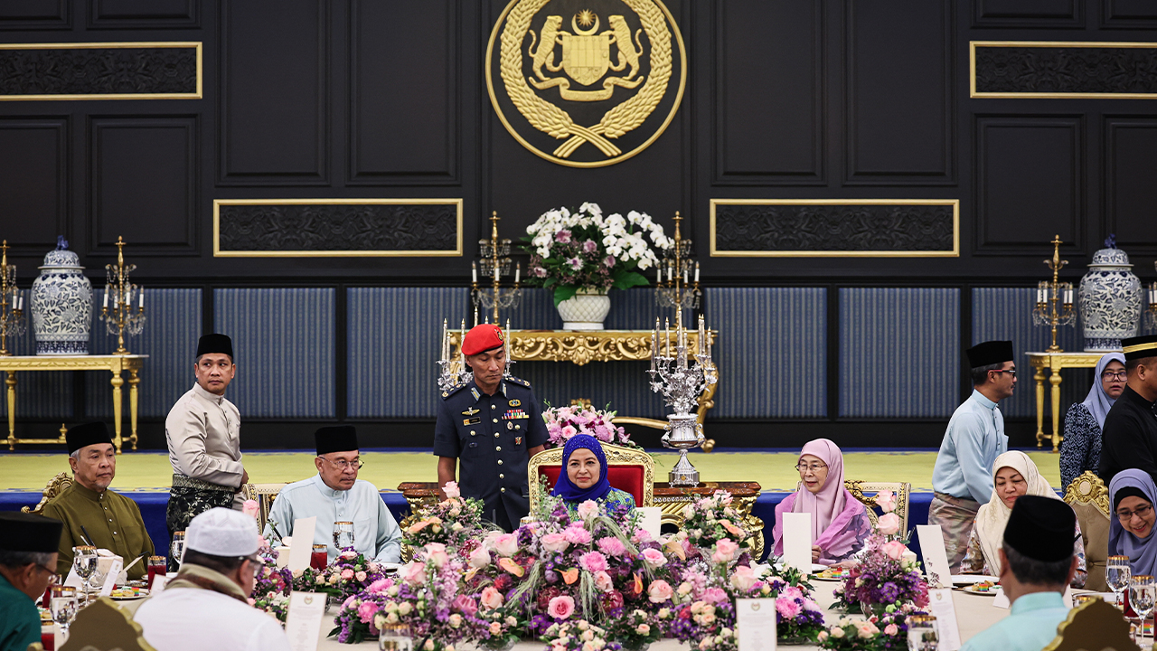 Raja Permaisuri Agong berangkat ke majlis berbuka puasa bersama menteri, perwakilan asing