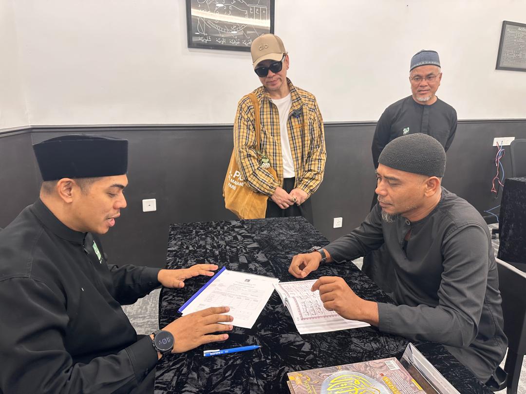 Rizalman (berdiri, tengah) bersama Jailani (berdiri, kanan) meninjau proses saringan pengambilan pelajar di pusat pengajian al-quran, al-Qari di Bertam, Kepala Batas, baru-baru ini.