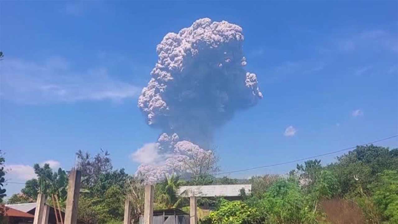Gunung Berapi Lewotobi Laki-Laki di Indonesia keka