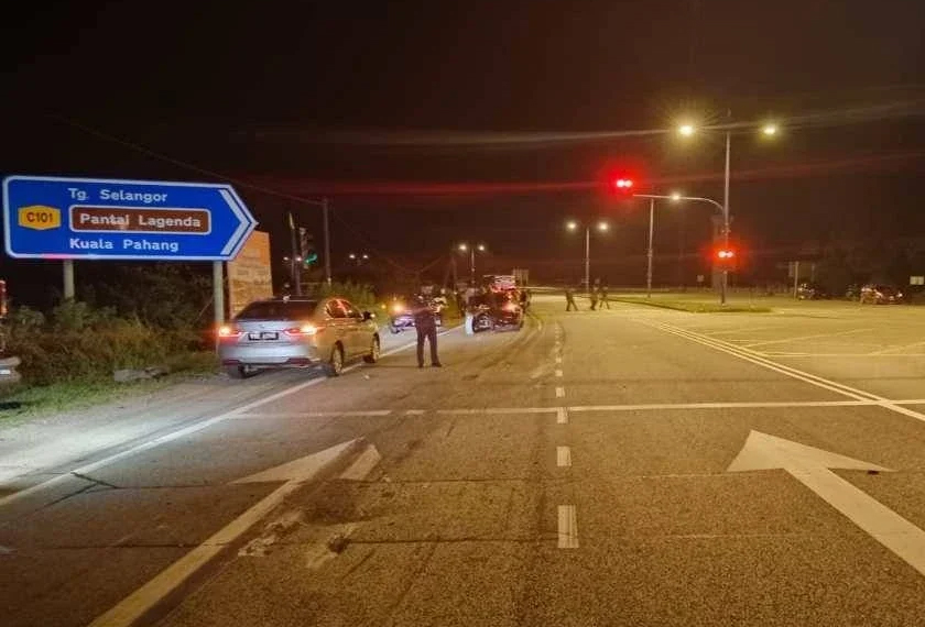 Keadaan di lokasi kemalangan bas ekspres dan kenderaan pacuan empat roda meragut satu nyawa di Pekan pada awal pagi Ahad.