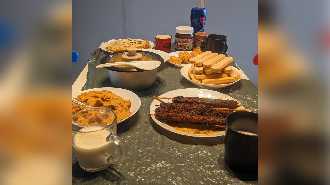 Juadah berbuka puasa yang dimasak bersama rakan-rakan islam di apartmen