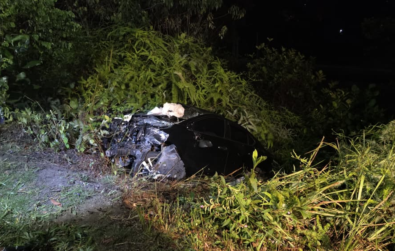  Seorang lelaki maut, tiga lagi cedera dalam kemalangan membabitkan sebuah kereta yang terbabas ke dalam gaung di Kilometer 27.4 Lebuhraya Kuala Lumpur-Karak, awal pagi ini.