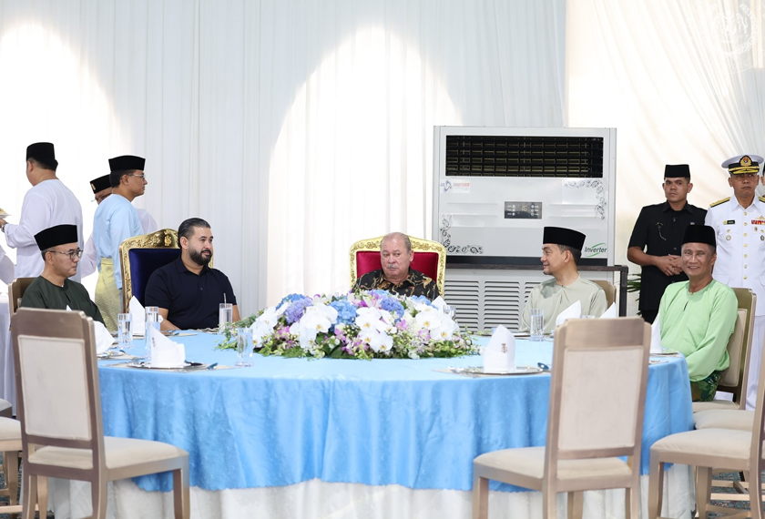 YANG DI-PERTUAN AGONG BERKENAN BERANGKAT KE MAJLIS RUMAH TERBUKA AIDILFITRI ISTANA JOHOR KDYMM SPB Yang di-Pertuan Agong Sultan Ibrahim berkenan berangkat ke Majlis Rumah Terbuka  Aidilfitri Istana Johor di Padang Kawat, Istana Besar Johor, hari ini (22 Mac). 