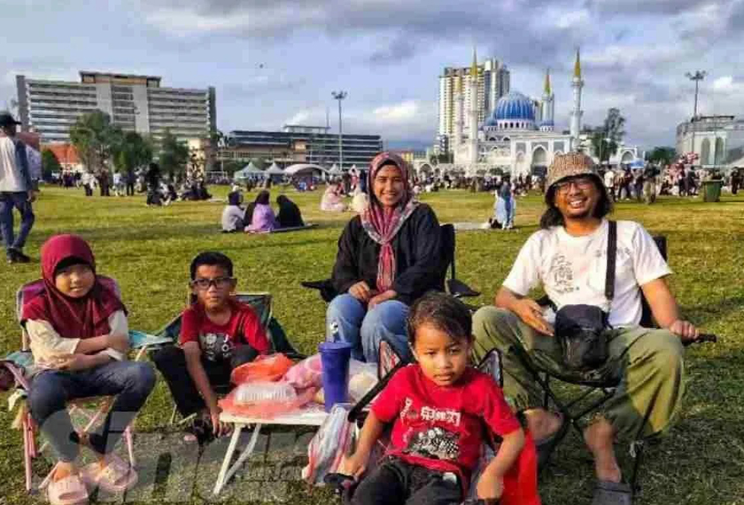 KUANTAN – Padang Majlis Bandaraya Kuantan (MBK) 1 terus menjadi lokasi pilihan warga tempatan dan pengunjung luar untuk berbuka puasa setiap kali Ramadan.