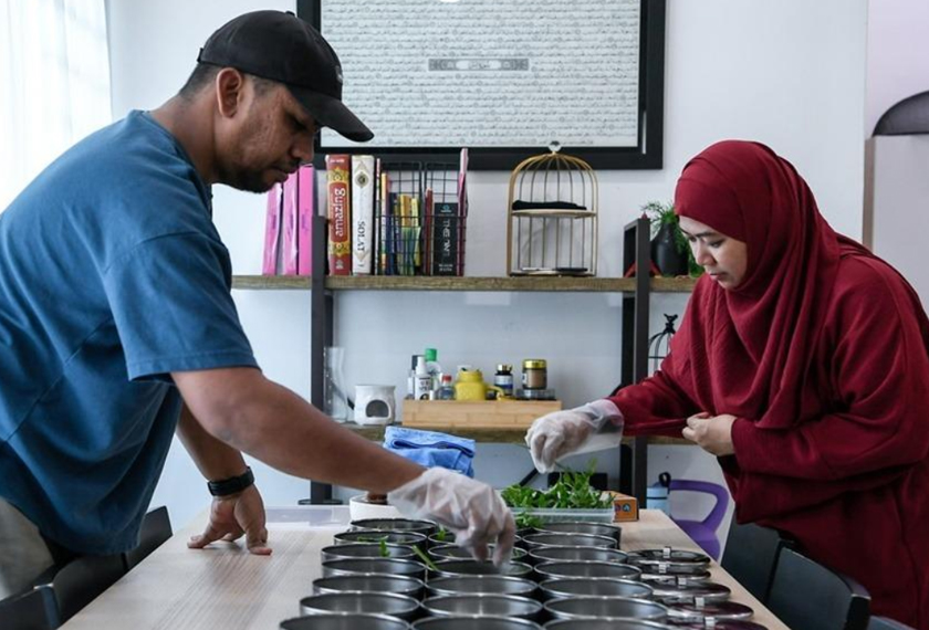 ALOR SETAR, 5 Mac -- Peniaga juadah mangkuk tingkat, Atikah Abdullah Hasnan, 42, dibantu suaminya, Mohd Aminuddin Abdul Wahab, 45, menyediakan tempahan juadah dari anak-anak yang tinggal di luar dari Kedah, memilih untuk melanggan servis khidmat penghantaran juadah mangkuk tingkat bagi memastikan ibu bapa mereka mendapat hidangan berbuka puasa yang berkhasiat.  Beliau berkata menu yang disediakan setiap hari sepanjang bulan Ramadan ini adalah berbeza bagi memastikan mereka yang menikmati juadah mangkuk ting