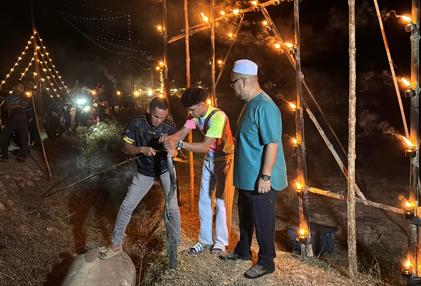 Hanya tinggal beberapa hari sahaja lagi Umat Islam akan menyambut Hari Raya Aidilfitri, namun suasana malam di Kampung Nam Dam di sini kembali bercahaya apabila sekumpulan anak muda kampung bergotong-royong memasang kira-kira 800 pelita di sepanjang laluan utama kampung itu.