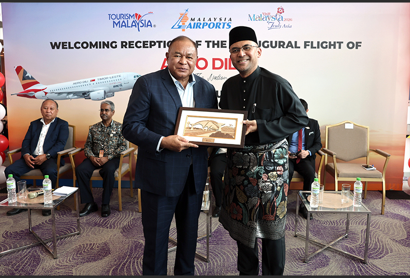 Marketing and Development of Malaysia Airports Zainuddin Mohammed (kanan) pada Majlis Sambutan Penerbangan Sulung Aero Dili dari Timor leste ke Lapangan Terbang Antarabangsa Kuala Lumpur Terminal 2 hari ini.  Pesawat AeroDili (8G) dari Dili Timor Leste menggunakan pesawat Airbus A319-100 merupakan penerbanagn sulung tiba di lapangan Terbang Kuala Lumpur (KLIA) Terminal 2 pada jam 11.15 pagi ini._BERNAMA