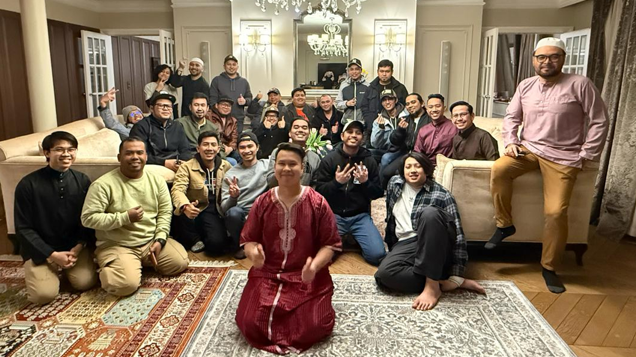 Bergambar bersama rakyat Malaysia yang hadir di jamuan berbuka puasa