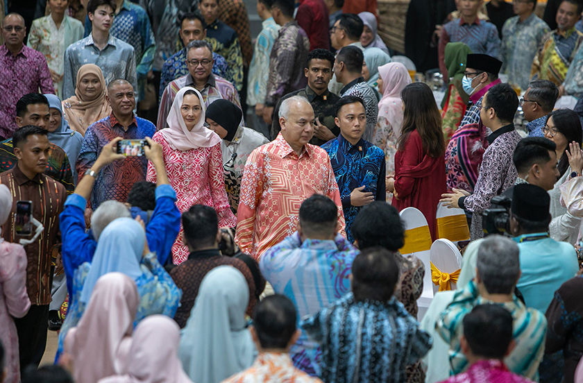 IPOH, 21 Mac -- Sultan Perak Sultan Nazrin Shah bersama Raja Permaisuri Perak Tuanku Zara Salim berkenan berangkat ke Sambutan Hari Raya Aidilfitri Negeri Perak Tahun 2026 di Stadium Indera Mulia di sini, hari ini.  Hadir sama, Menteri Besar Perak Datuk Seri Saarani Mohamad.    --fotoBERNAMA