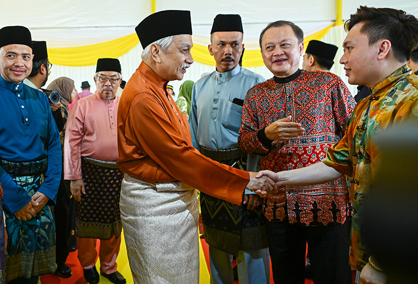 KUALA PILAH, 21 Mac -- Yang Dipertuan Besar Negeri Sembilan Tuanku Muhriz Tuanku Munawir (tengah) berkenan beramah mesra bersama tetamu kenamaan pada Majlis Istana Terbuka sempena Aidilfitri di Istana Besar Seri Menanti, hari ini.  Kira-kira lebih 8,000 rakyat berbilang kaum hadir meraikan majlis tersebut.  --fotoBERNAMA (2026) HAK CIPTA TERPELIHARA