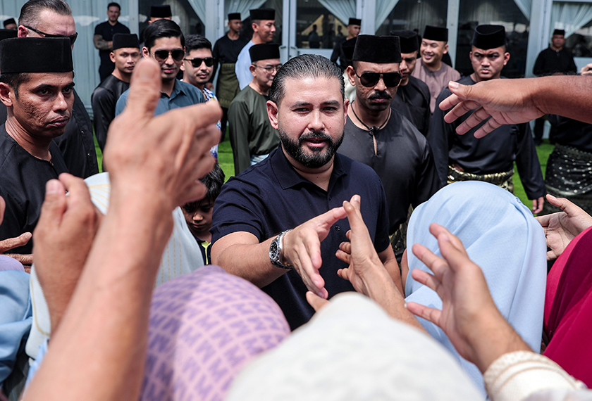 JOHOR BAHRU, 22 Mac -- Pemangku Sultan Johor Tunku Mahkota Ismail (tengah) berkenan bersalaman dan beramah mesra dengan rakyat yang hadir ke Majlis Rumah Terbuka Aidilfitri Istana Johor di Istana Besar Johor hari ini.  -–fotoBERNAMA (2026) HAK CIPTA TERPELIHARA