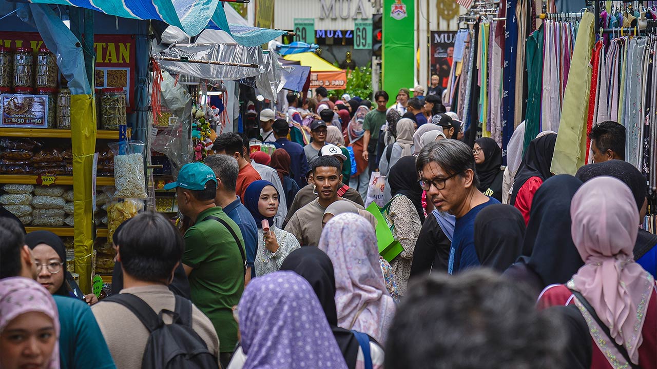 Jalan Ramai Ramai Bazar Jalan TAR jadi tumpuan orang ramai menjelang Syawal | Awani