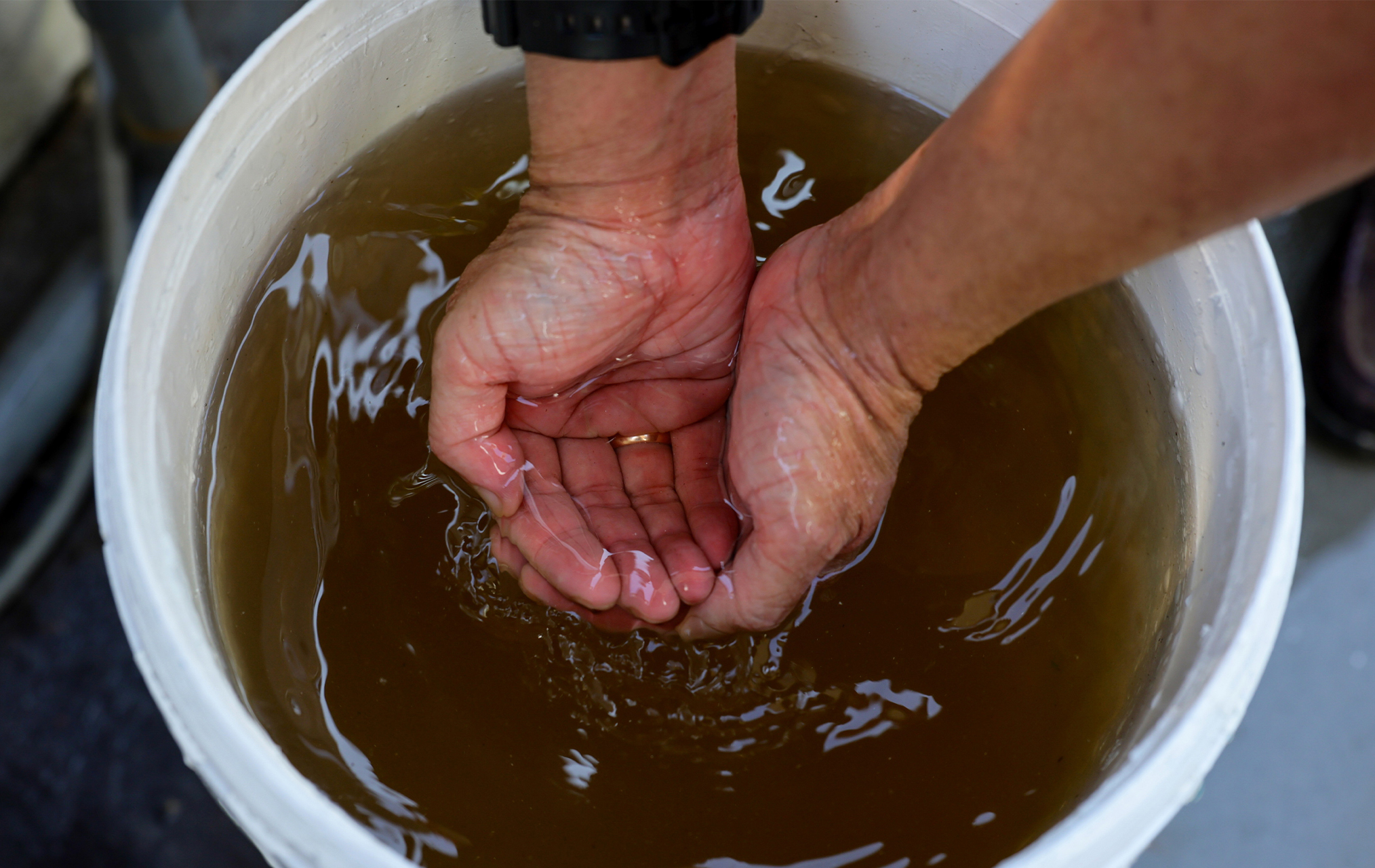 DUNGUN, 11 April -- Penduduk, Tengku Harith Sufri Tengku Amran, 36, menunjukkan kualiti bekalan air tidak bersih semasa ditemui di Taman Mulia Perdana, Paka.  Penduduk di sekitar Paka dekat sini kecewa dengan masalah bekalan air payau, berkarat dan tekanan rendah sehingga menimbulkan kesulitan dalam kehidupan seharian mereka sejak Mac lalu.  Kebanyakan penduduk mendakwa mereka terpaksa membeli air mineral kerana tidak selesa menggunakan bekalan air berkenaan untuk minum dan memasak.  Pengerusi Jawatankuasa 