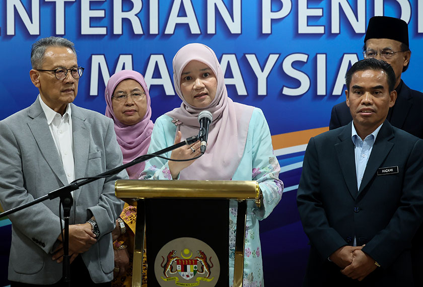 PUTRAJAYA, 28 April -- Menteri Pendidikan Fadhlina Sidek bercakap pad sidang media Anugerah Sastera Negara ke-16 di Kementerian Pendidikan Malaysia hari ini.  Turut hadir Pengerusi Lembaga Pengelola Dewan Bahasa dan Pustaka (DBP) yang merupakan Sasterawan Negara Datuk Dr Anwar Ridhwan dan Ketua Pengarah DBP Dr. Hazami Jahari.  --fotoBERNAMA (2026) HAK CIPTA TERPELIHARA